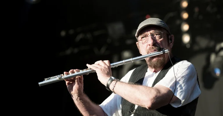 ian anderson plays flute